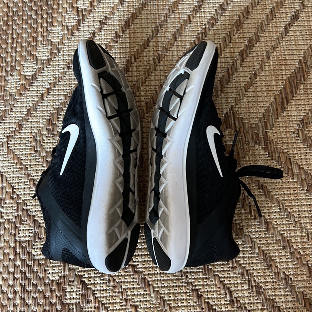 *SOLD* Nike Running Shoe - Picture 2 of 4